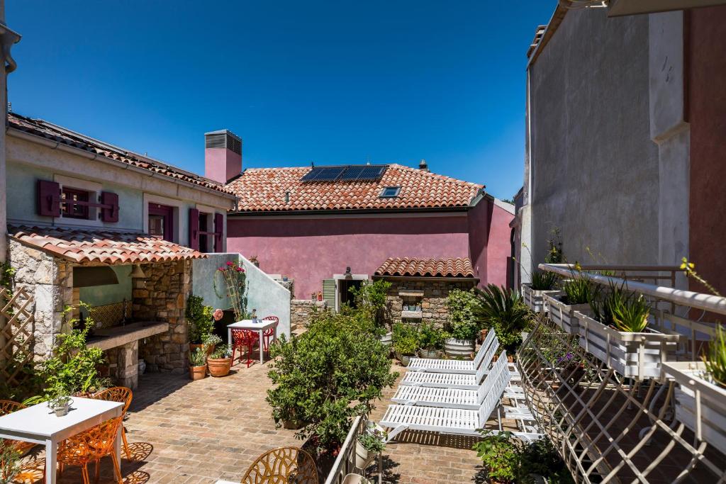 un patio al aire libre con escaleras y plantas y un edificio en La Dolce Vita Residence, en Veli Lošinj