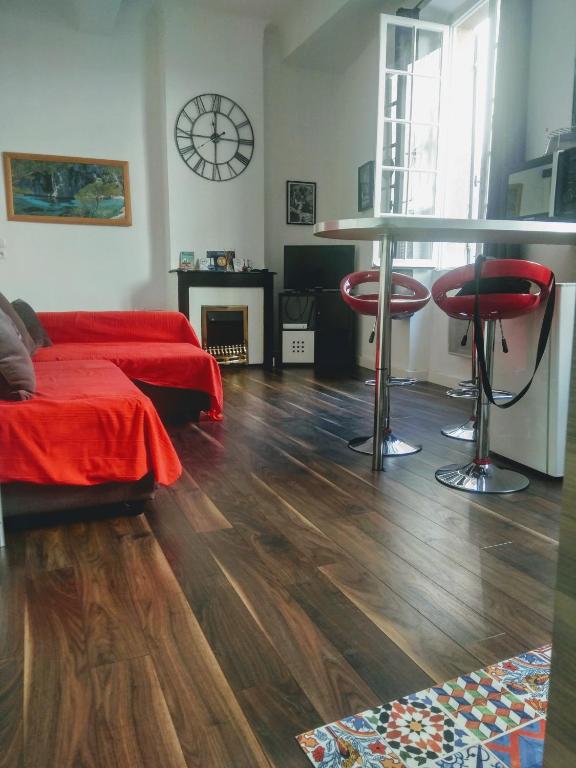 un salon avec un lit et une table dans l'établissement La Maison de Valentino, à Marseille