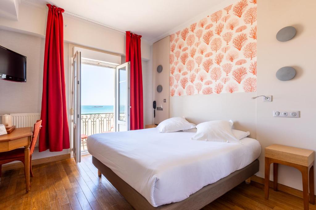 Postel nebo postele na pokoji v ubytování Hotel Kyriad Saint Malo Centre Plage