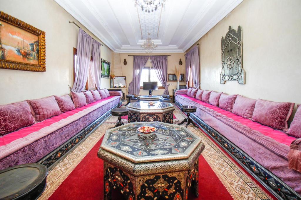 Posezení v ubytování Kasbah Ait Oumghar