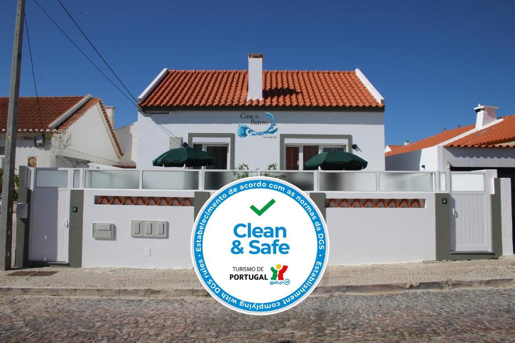 ペニシェにあるCasa do Bairro by CosyCasa Praia Penicheの目の前に清潔で安全な看板を持つ家