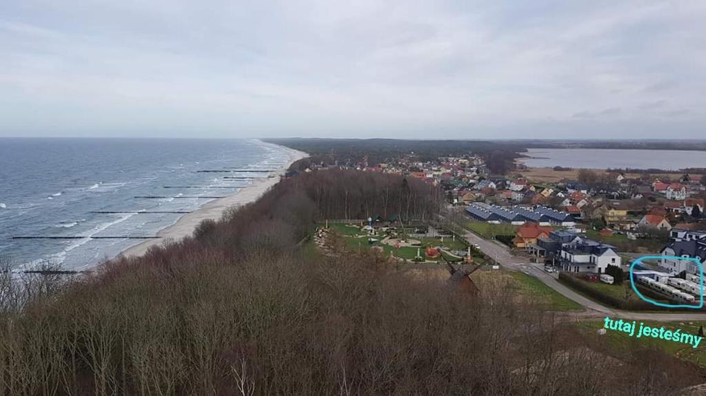 uma pequena cidade junto ao oceano e uma praia em Caravans Magda em Niechorze