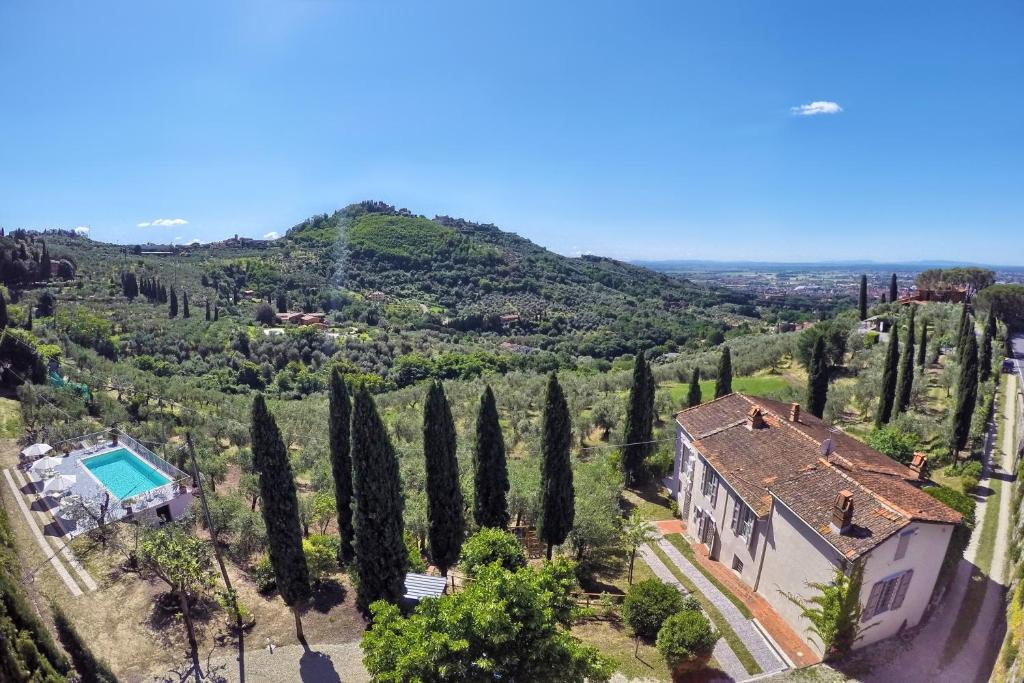 una vista aerea di una casa in un campo di cipressi di Villa Maona - con piscina tra Firenze e Pisa a Montecatini Terme