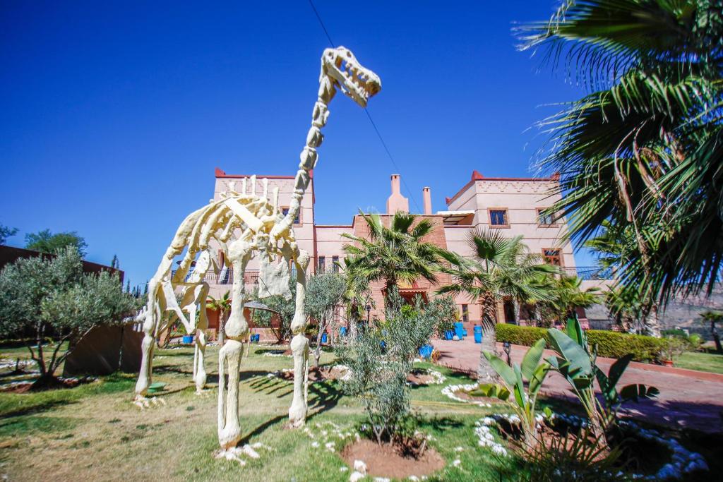 une statue d'une girafe mangeant d'un arbre dans l'établissement Kasbah Ait Oumghar, à Demnate