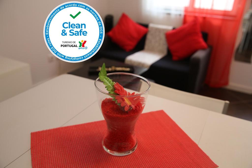 una bebida sentada en una servilleta roja en una mesa en Casa Alegria by CosyCasa Praia Peniche, en Peniche