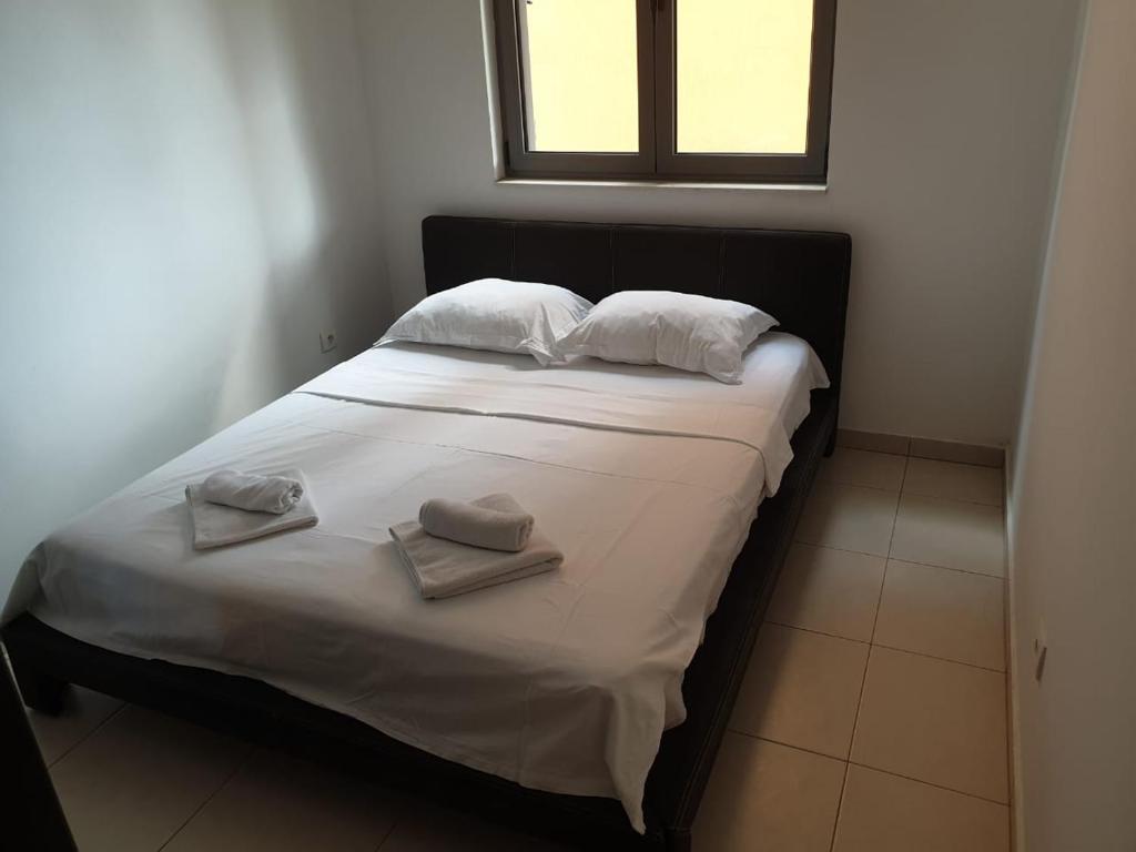 2room apartment becici sunset tesisinde bir odada yatak veya yataklar