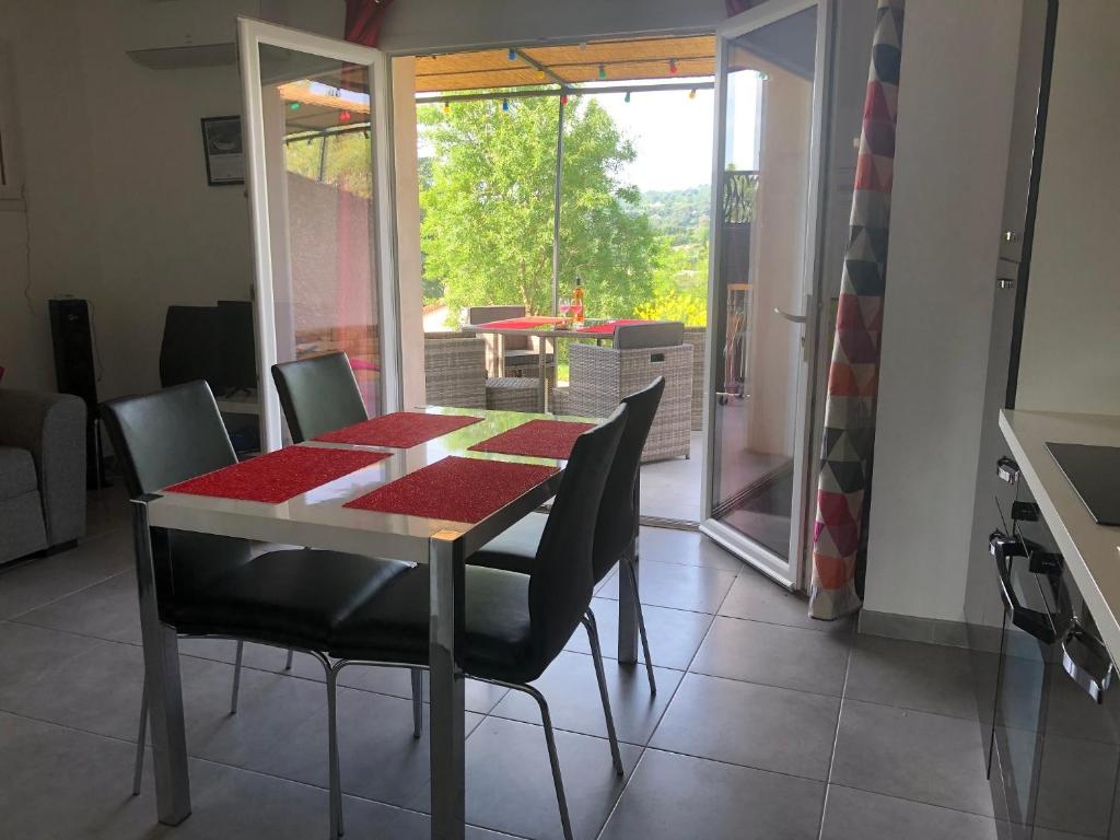 d'une table à manger et de chaises avec vue sur le patio. dans l'établissement Résidence Château Saint Martin, à Saint-Martin-dʼArdèche