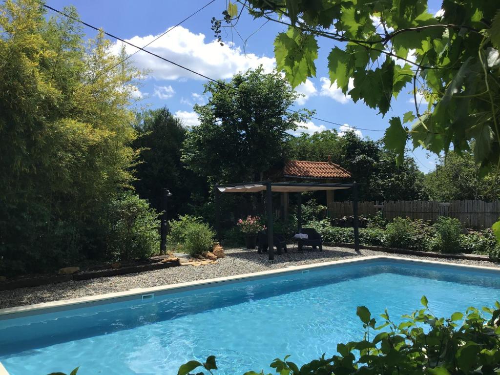 una piscina in un cortile con un gazebo di Villa Léovil a Saint-Pompont