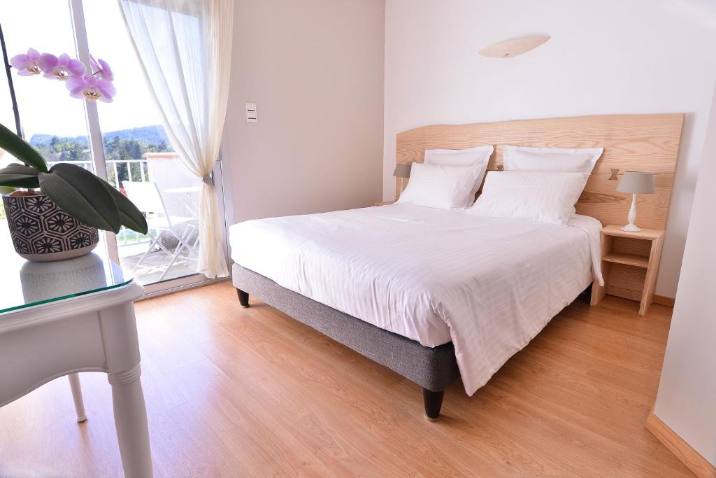 Postel nebo postele na pokoji v ubytování Logis Hôtel Restaurant Le Chêne Vert