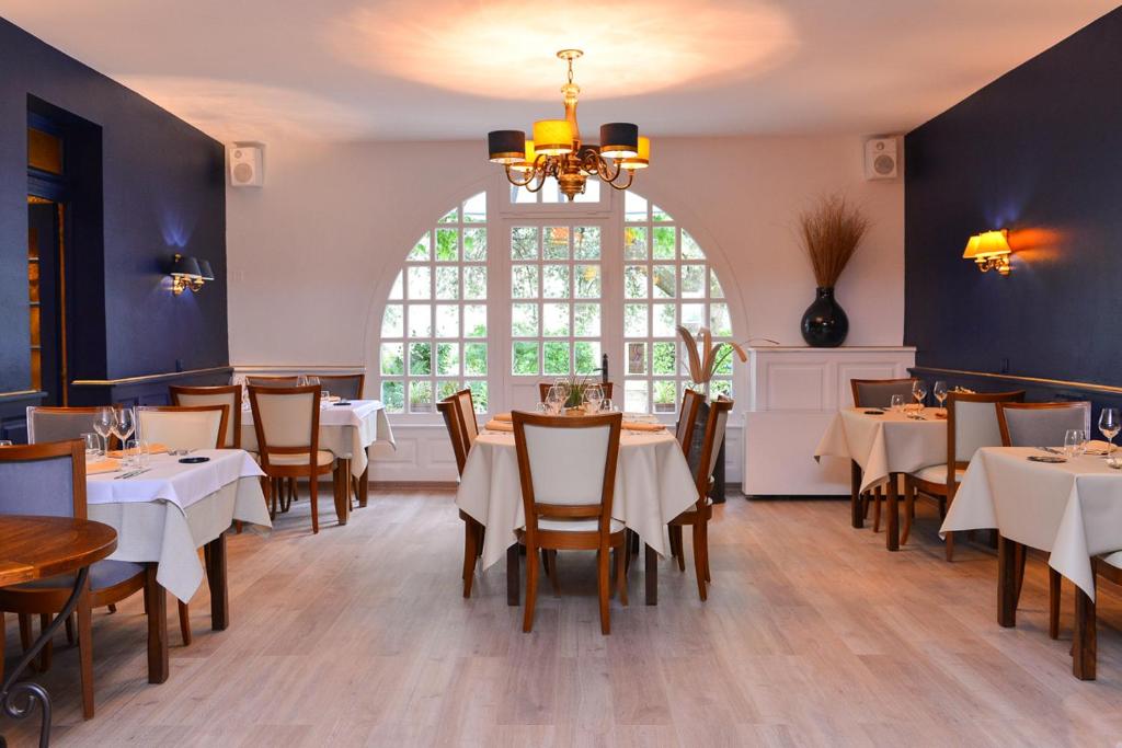 Restaurace v ubytování Logis Hôtel Restaurant Le Chêne Vert