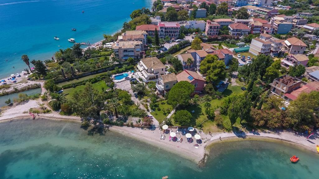una vista aerea di un resort su una spiaggia di Afendra Luxury Studios Nidri Lefkas a Nydri