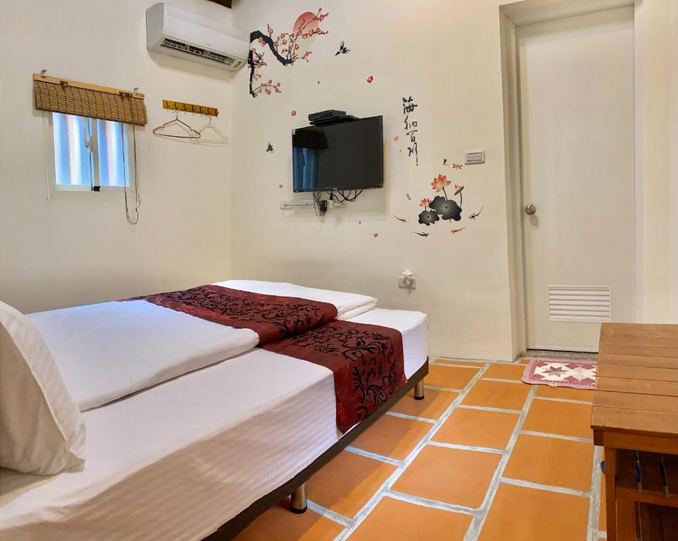 Postel nebo postele na pokoji v ubytování 嚨口秘境古厝民宿Longkou Mysterious Resort