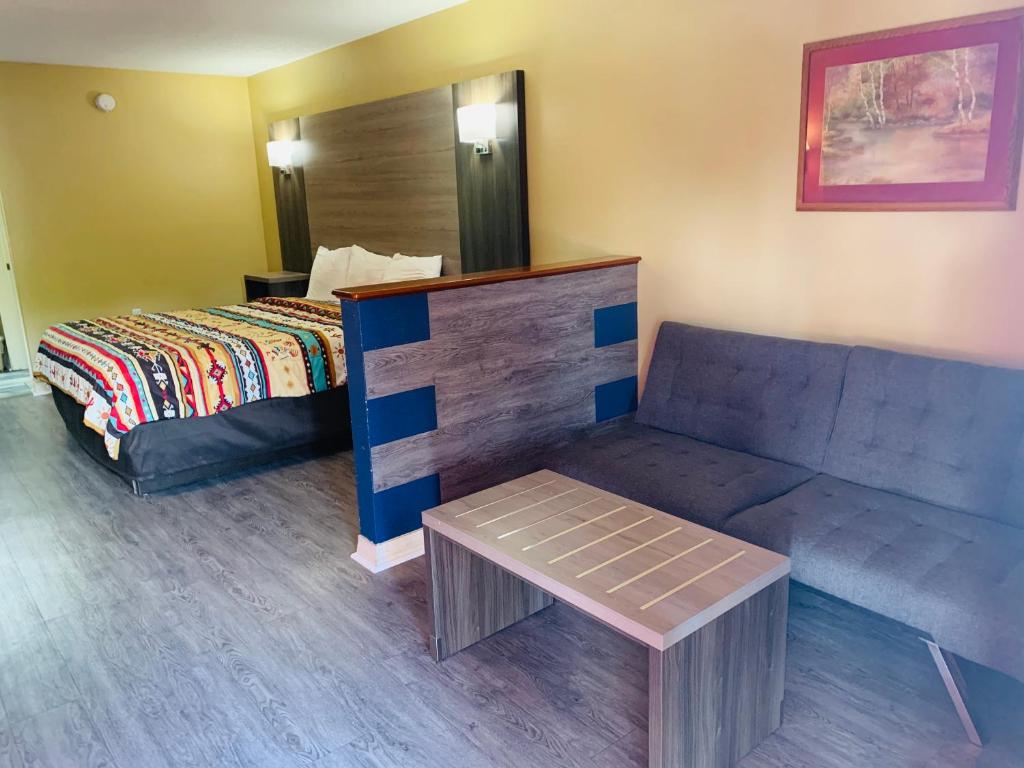 Log Cabin Inn - King Suite - Non-Smoking