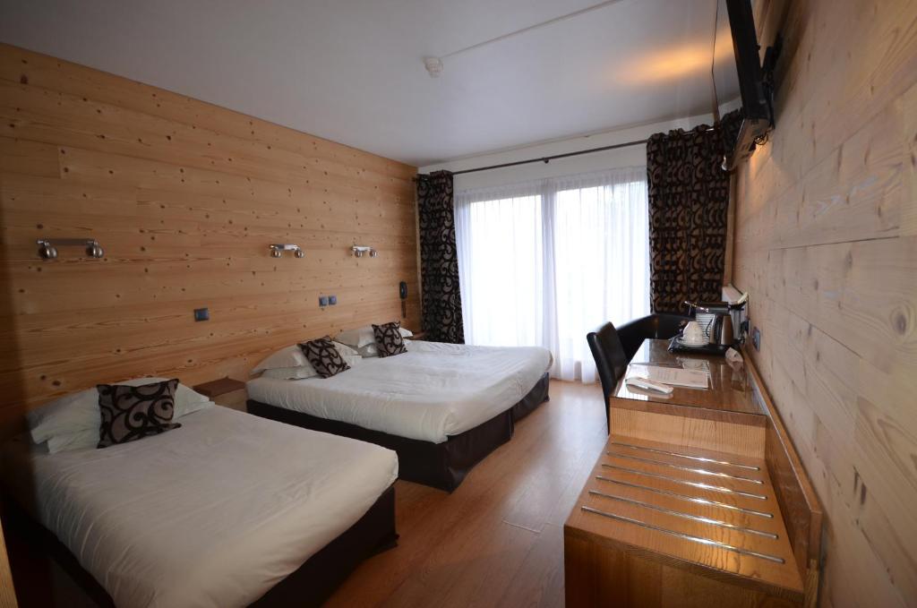 Postel nebo postele na pokoji v ubytování Hôtel Edelweiss