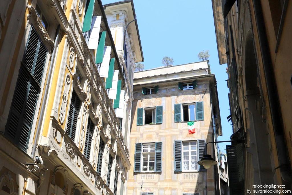 een steegje tussen twee gebouwen in een stad bij Quarto Piano Rooms in Genua