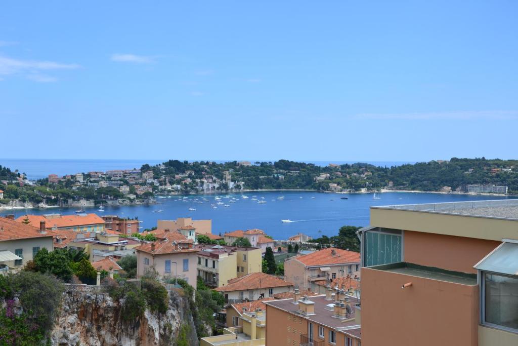 - une vue sur la ville de šibenik et son lac dans l'établissement Les Lauriers, à Villefranche-sur-Mer