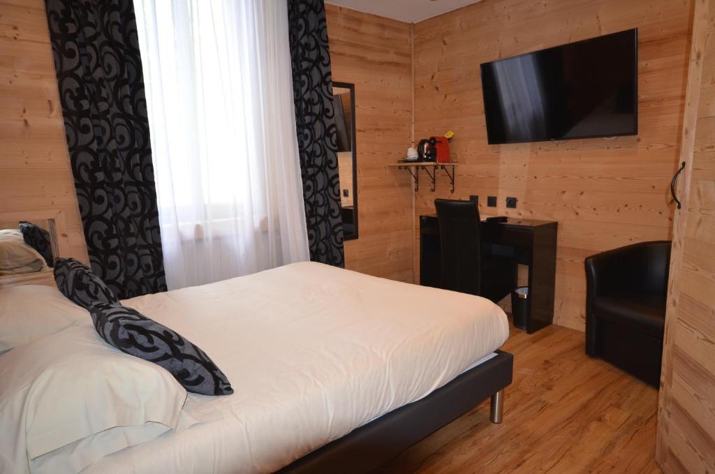 TV a/nebo společenská místnost v ubytování Hôtel Edelweiss