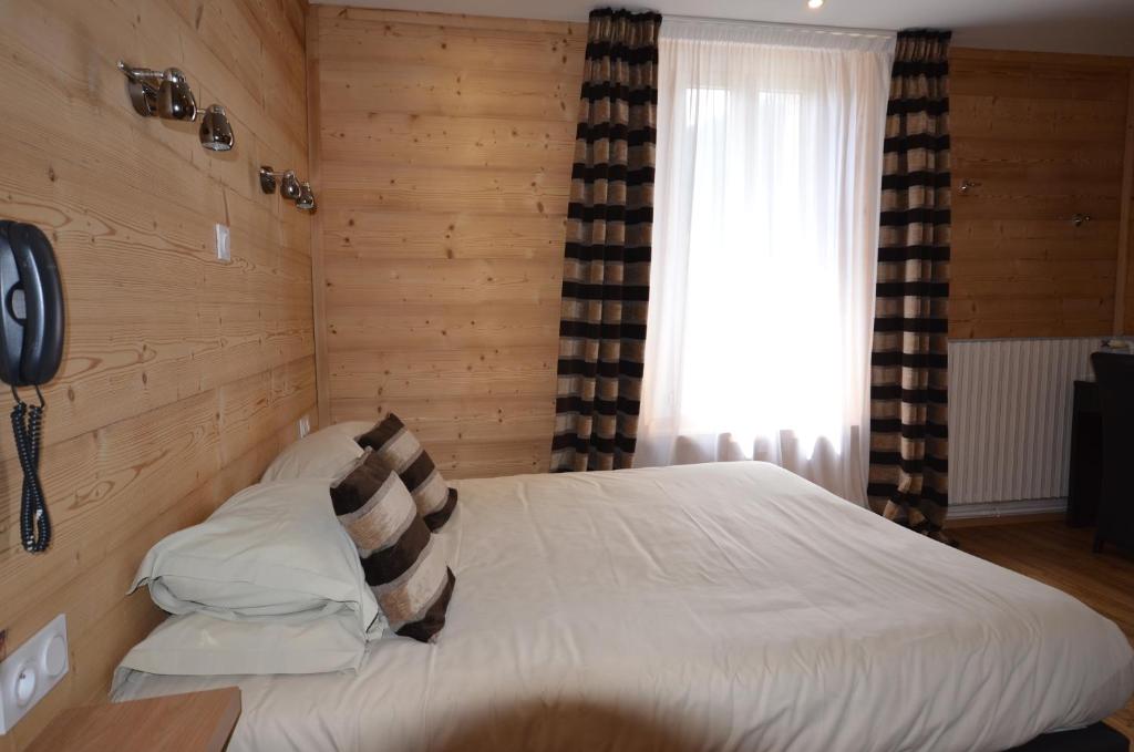 Postel nebo postele na pokoji v ubytování Hôtel Edelweiss