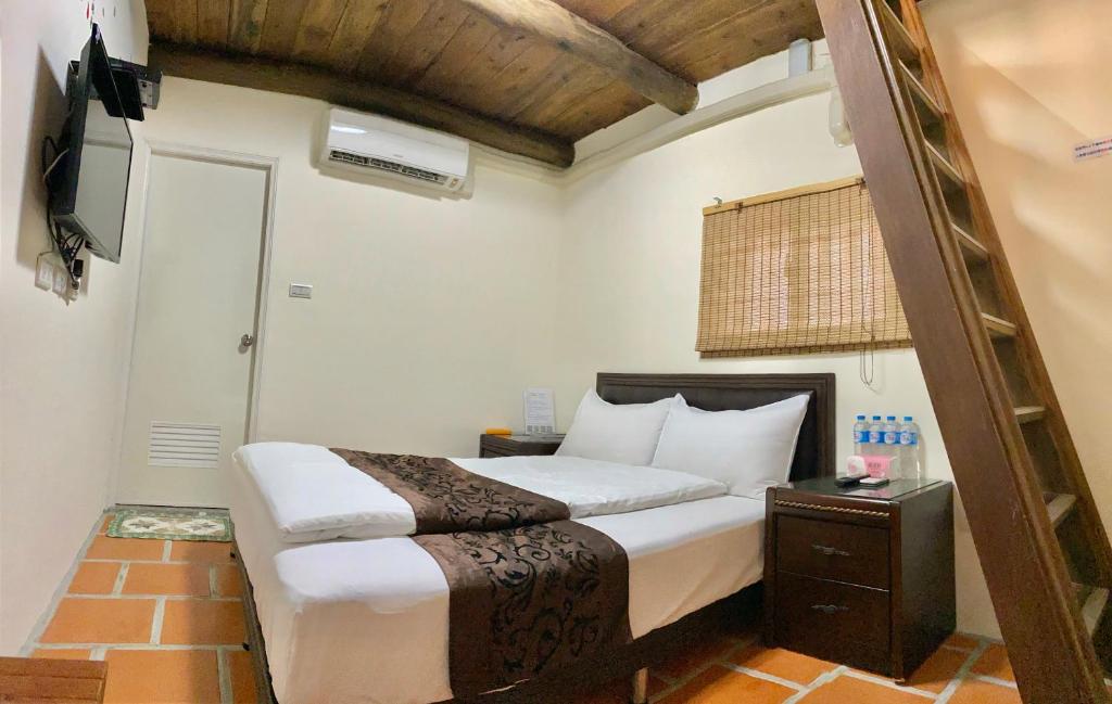 Postel nebo postele na pokoji v ubytování 嚨口秘境古厝民宿Longkou Mysterious Resort