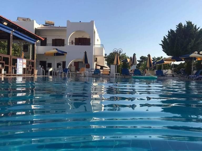Bazén v ubytování Chrysanthi studios and apartments Pefkos nebo v jeho okolí