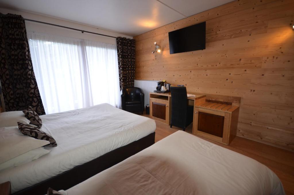 Postel nebo postele na pokoji v ubytování Hôtel Edelweiss