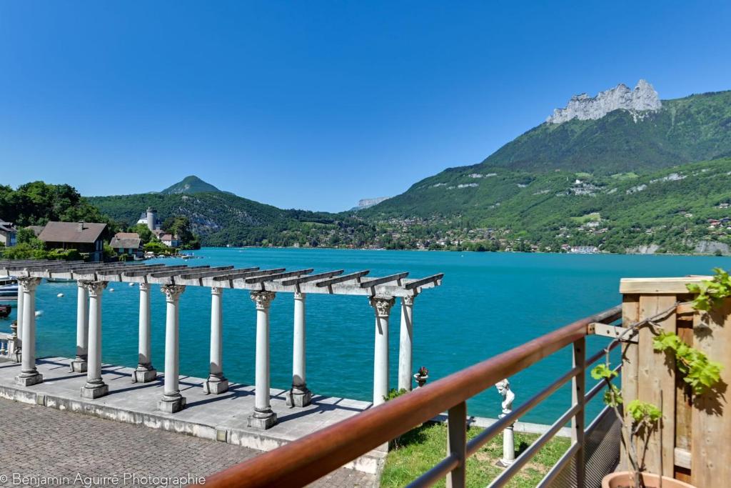 L'Angle du Lac - Duplex feet in the water of Lake Annecy, Duingt – Updated  2023 Prices