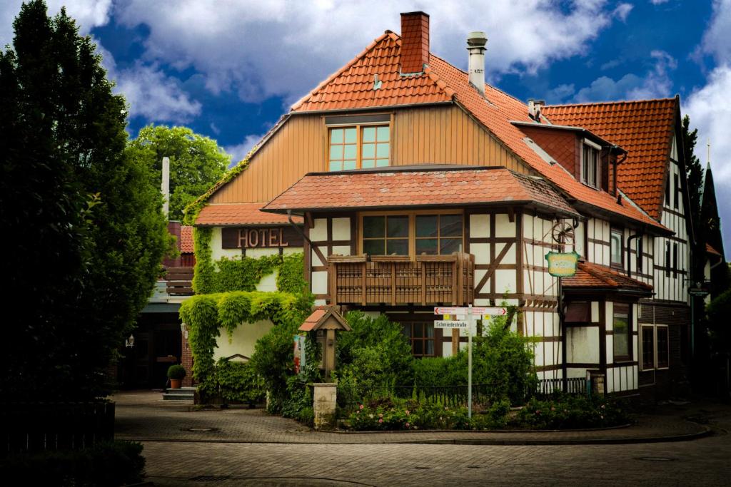 una casa con techo de baldosa en Landhaus Akazienhof, en Nordstemmen