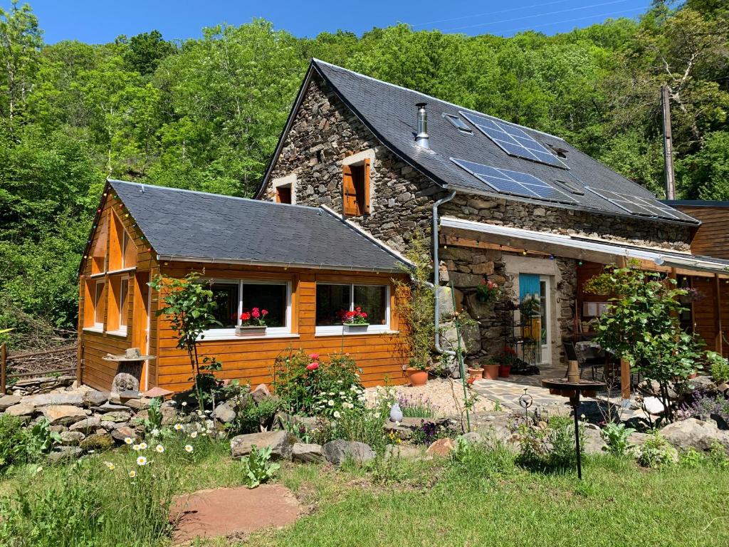 uma casa com um painel solar no telhado em Chambres d'hôtes Le Lepadou-Bas em Saint-Chély-dʼAubrac