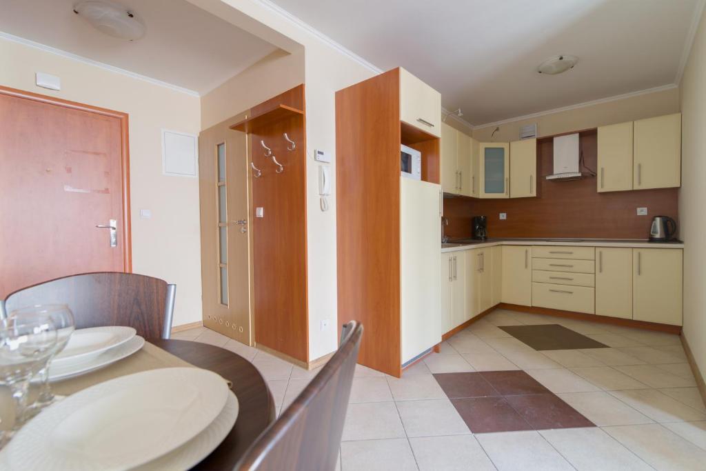 Kuchyňa alebo kuchynka v ubytovaní Krynica Apartamenty Centrum Deptak 45