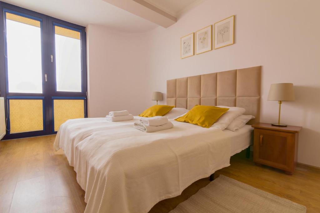 Posteľ alebo postele v izbe v ubytovaní Krynica Apartamenty Centrum Deptak 45