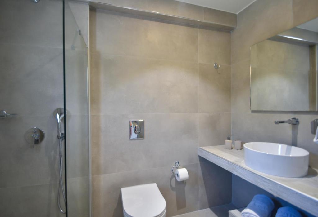 A bathroom at Liogerma Studios