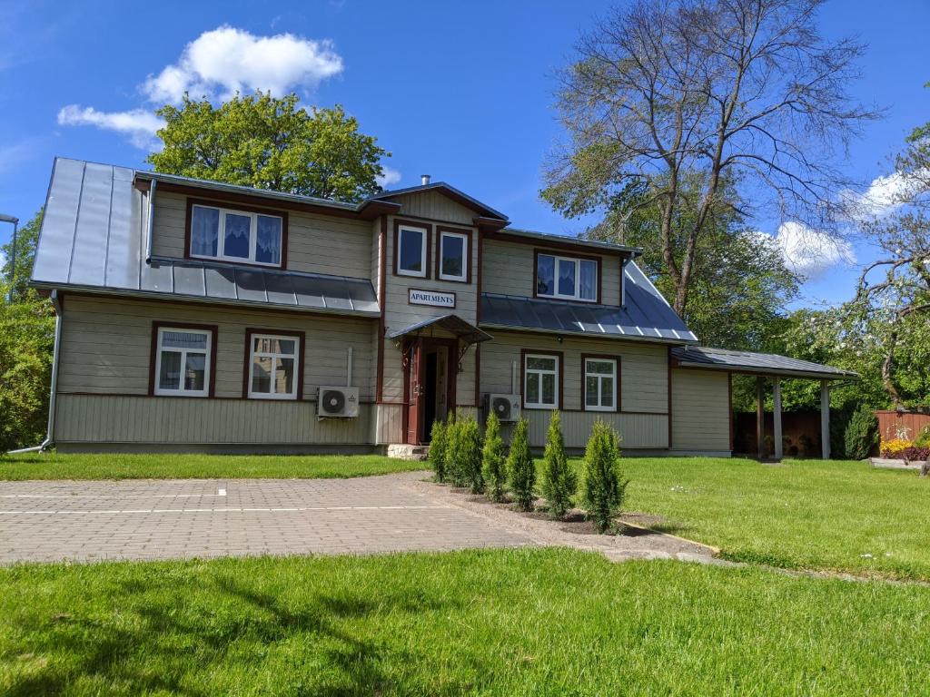 ein Haus mit Auffahrt und Gras in der Unterkunft apartment 1 in Kuressaare