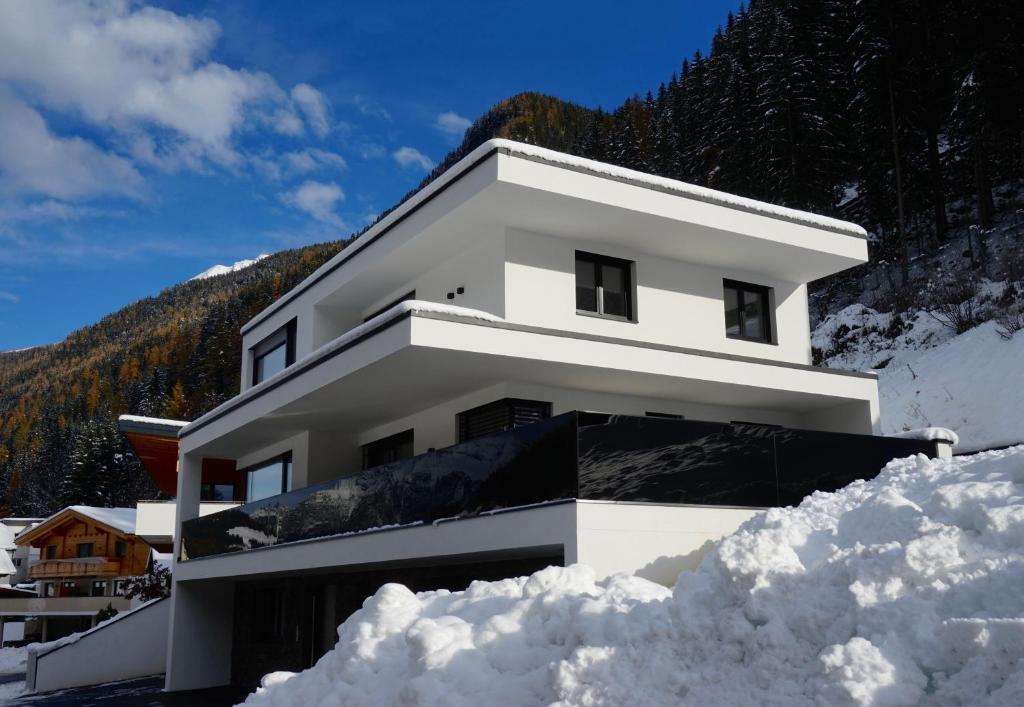una casa nella neve con la neve intorno di see.view apartment a See