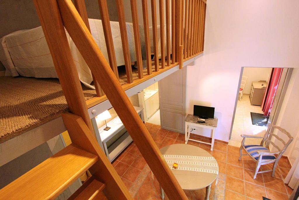 TV a/nebo společenská místnost v ubytování Logis auberge restaurant Du Vigneron