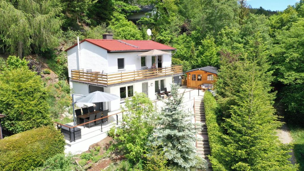 uma vista aérea de uma casa na floresta em diemelseeholiday romantisches Ferienhaus im Sauerland Nähe Willingen Winterberg em Diemelsee