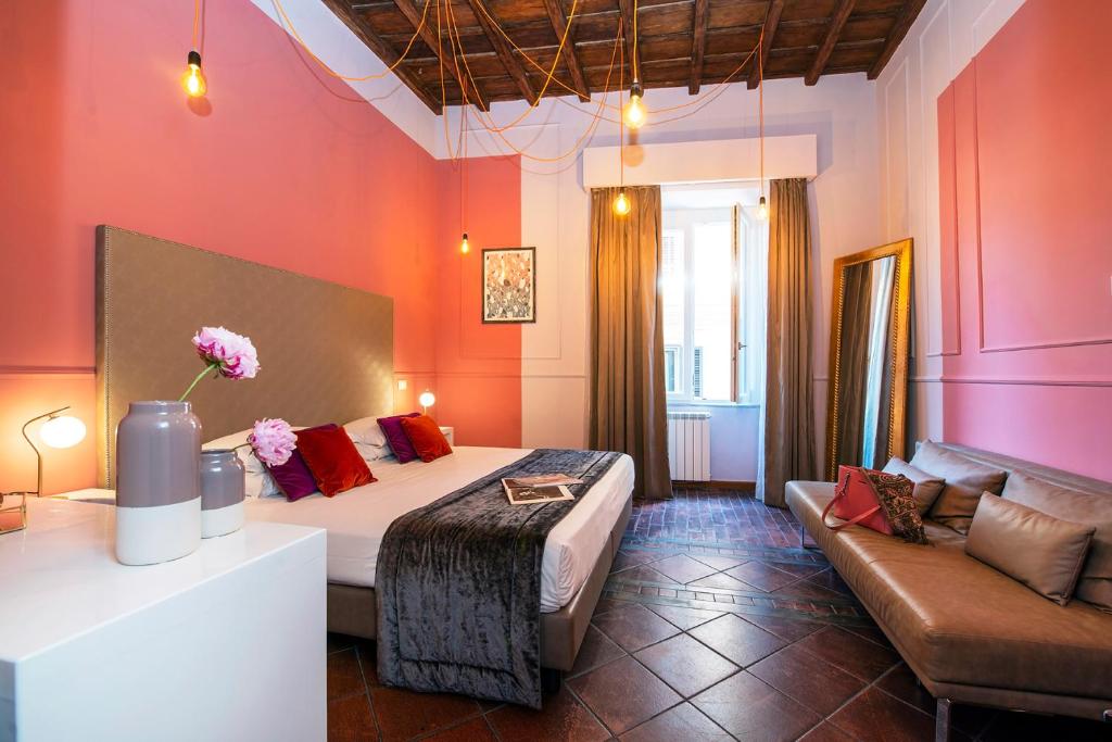 une chambre d'hôtel avec un lit et un canapé dans l'établissement Town House Campo De Fiori, à Rome