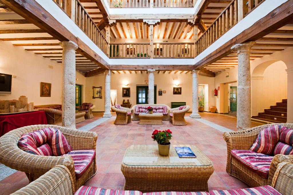 a large living room with couches and a table at Hotel Palacio Buenavista in Belmonte