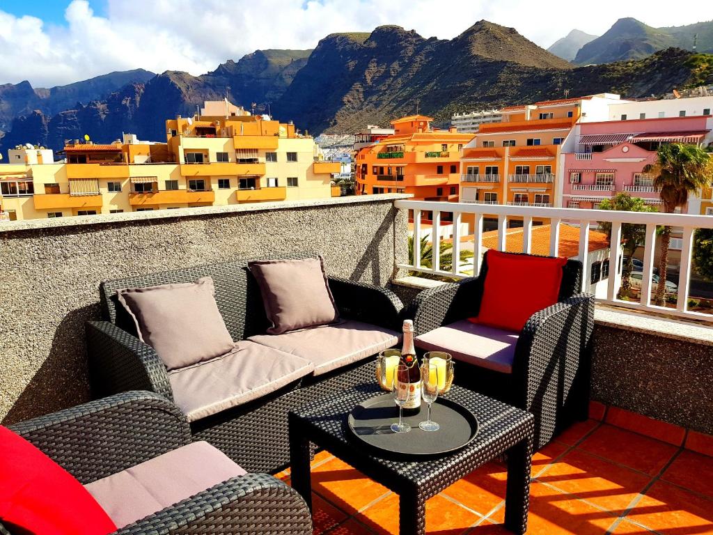 プエルト・デ・サンティアゴにある2 bedrooms appartement with furnished terrace and wifi at Puerto de Santiago 1 km away from the beachのバルコニー(椅子、テーブル付)