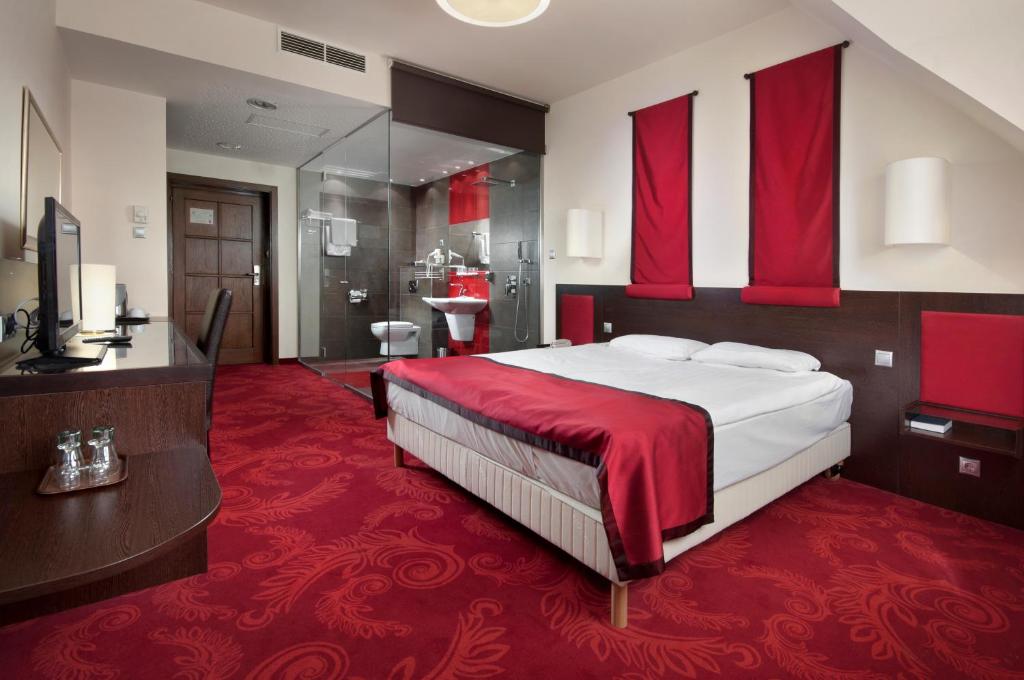 Postel nebo postele na pokoji v ubytování Rubin Wellness & Conference Hotel