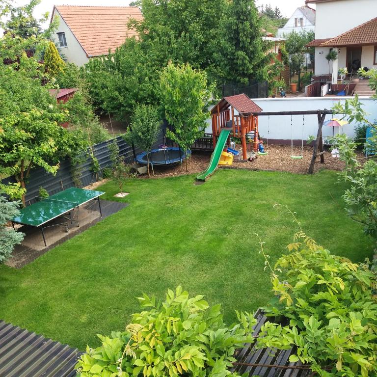 Vonkajšia záhrada v ubytovaní Aliz Apartman