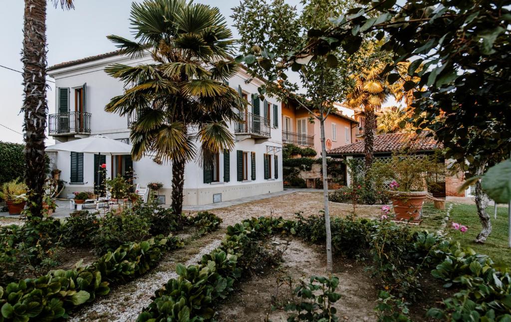 een huis met een tuin ervoor bij CASA ANGIOLINA - Casa vacanze con vista sulle colline in Govone