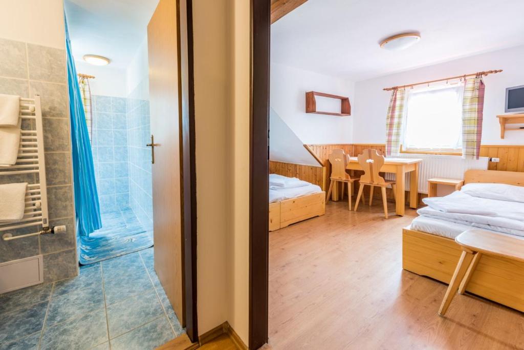 Postel nebo postele na pokoji v ubytování Penzion Černý vlk