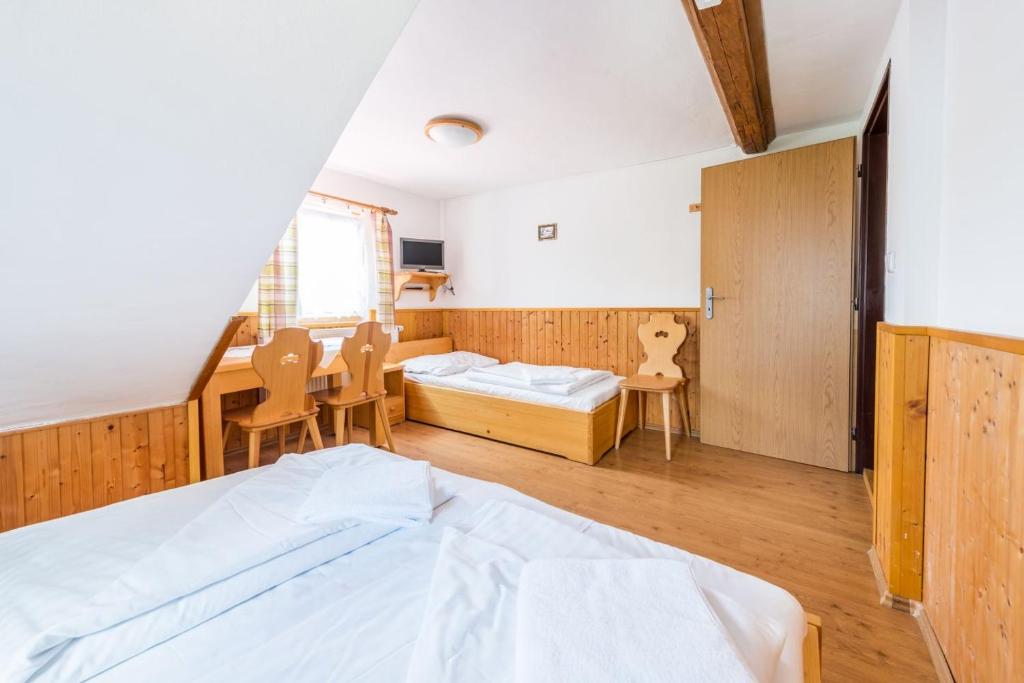 Postel nebo postele na pokoji v ubytování Penzion Černý vlk