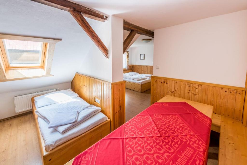 Postel nebo postele na pokoji v ubytování Penzion Černý vlk