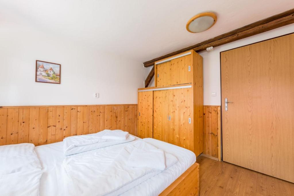 Postel nebo postele na pokoji v ubytování Penzion Černý vlk
