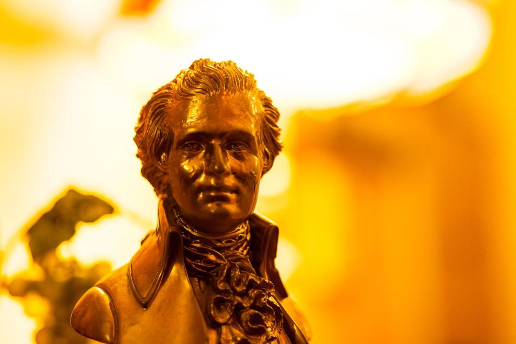 Eine Bronzestatue eines Mannes in Anzug und Krawatte. in der Unterkunft Pension Mozart - Newly Renovated 2021 in Wien