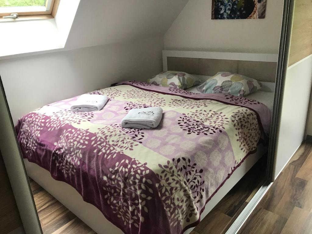 ヴィスワにあるChata pod skocznią Wisła Malinkaのベッドルーム(紫色の掛け布団付きのベッド1台付)