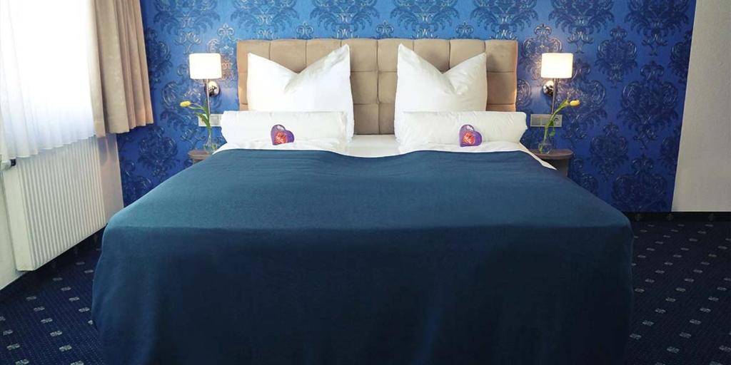 Postel nebo postele na pokoji v ubytování Arthotel Nagold