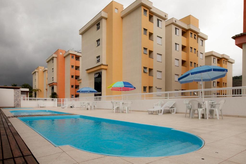  APARTAMENTO COM VISTA PARA PISCINA E CHURRASQUEIRA