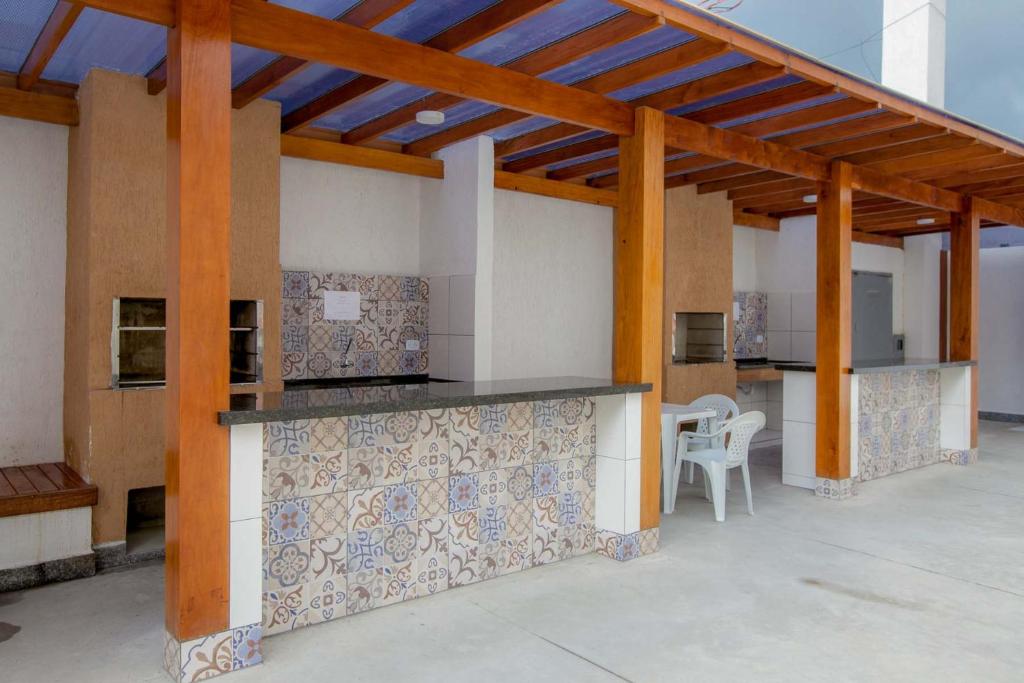  APARTAMENTO COM VISTA PARA PISCINA E CHURRASQUEIRA